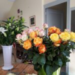 roses et lys en vase