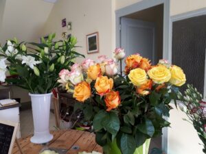roses et lys en vase