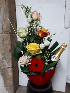 fleurs et champagne en vase